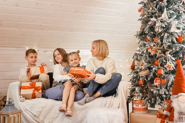 Familia Nochebuena Niños Abriendo Regalos Niños Bajo Árbol Navidad Con — Foto de Stock