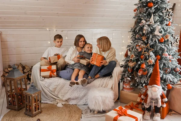 Familia Nochebuena Niños Abriendo Regalos Niños Bajo Árbol Navidad Con — Foto de Stock