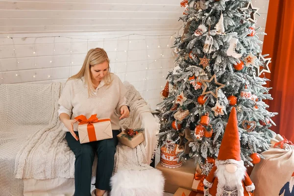 Mujer Feliz Madre Está Preparando Para Navidad Año Nuevo Paquetes — Foto de Stock