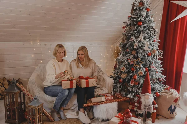 Las Madres Felices Las Mujeres Están Preparando Para Navidad Regalos — Foto de Stock