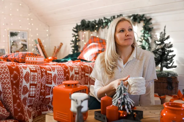 Mujer Feliz Madre Está Preparando Para Navidad Año Nuevo Paquetes — Foto de Stock