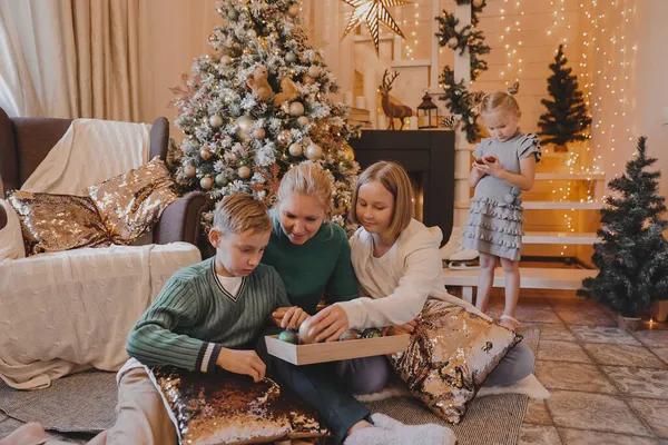Çocuklar ve anneler Noel ağacı süslüyorlar, Mutlu Noeller ve yeni yıl tatilleri. Aile, kış tatili ve insan konsepti, portre seven aile, yakın çekim..