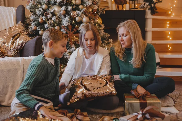 Çocuklar ve anneler Noel ağacı süslüyorlar, Mutlu Noeller ve yeni yıl tatilleri. Aile, kış tatili ve insan konsepti, portre seven aile, yakın çekim..
