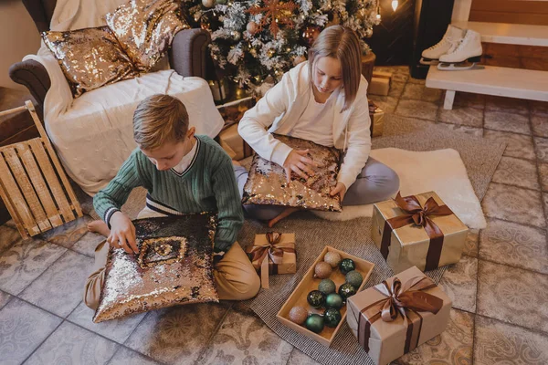 Yılbaşı atmosferindeki çocuklar. Aile Noel ve hediyelerle mutlu. Çocuklar yılbaşı ağacında hediyelerle.
