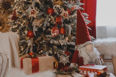 Noel partisi için süslemeler. Noel dekorasyonu fikirleri. Yeni yıl atmosferi, şenlikli konsept