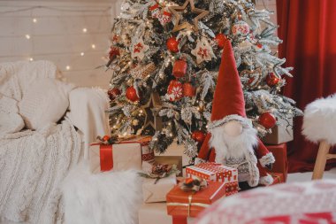 Noel partisi için süslemeler. Noel dekorasyonu fikirleri. Yeni yıl atmosferi, şenlikli konsept