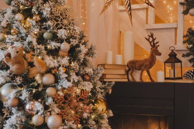 Güzel şöminesi, Noel ağacı, ışıkları, hediyeleri, mumları ve iç dekorasyonu olan şık bir oturma odası.