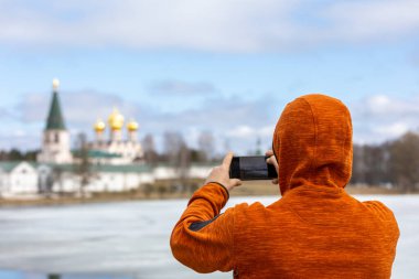 Bir adam telefonunda eski bir manastırın fotoğraflarını çekiyor. Bir bahar günü kardan eriyen bir göl ve bir dönüm noktası..