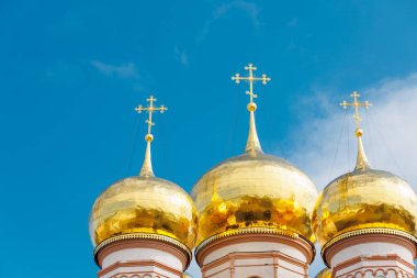 Eski tapınağın altın kubbeleri. Mavi gökyüzüne karşı manastır manzarası.