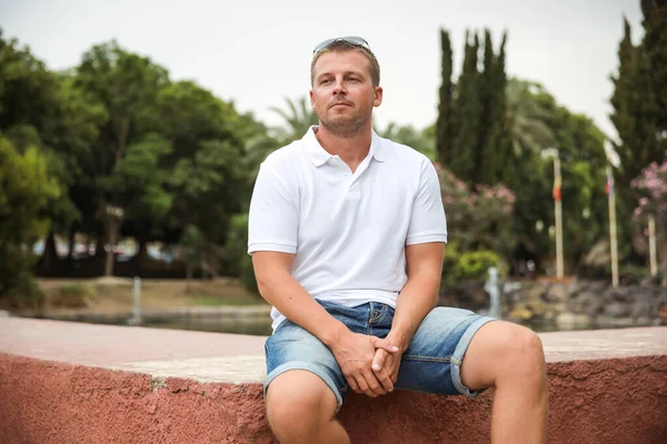 Şehir Parkı içinde bir adam portresi