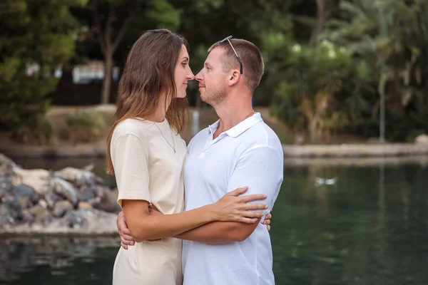 Couple Love Hugs Walks City Park Relationship Man Woman — Stock Photo, Image