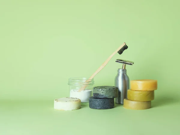 Cepillo de dientes de bambú, afeitadora de acero y seis jabones naturales contra fondo verde. — Foto de Stock