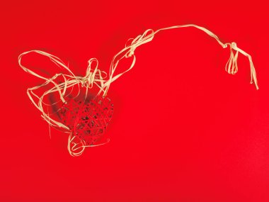 Kırmızı zemin üzerinde kırmızı bir kalp ve fotokopi alanı olan Aziz Valentine konsepti.