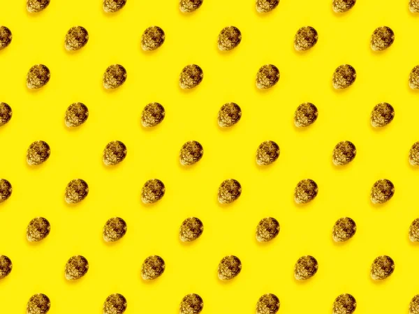 O fundo da Páscoa com o padrão de ovos castanhos de codorna no amarelo da moda. — Fotografia de Stock