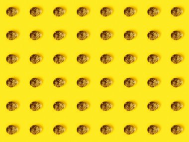 Paskalya arkaplanı, trend sarı renkli bıldırcın kahverengi yumurta desenli..