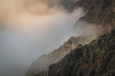 Tatras, Slovakya 'daki sisli dağlar. Atmosferik ortam ve arkaplan.