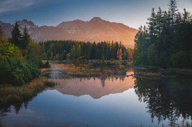 Dağlarda ilk sabah ışığı. Göl kenarında sahne. Yürüyüş fotoğrafı. Yüksek Tatras, Slovakya