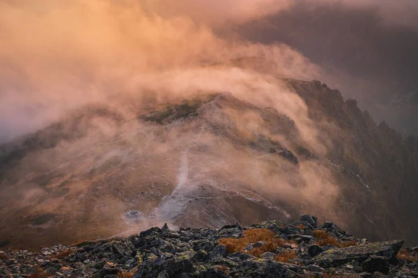 Mlha Mlha Nad Vrcholem Kopce Horách Večerní Oranžové Světlo Podzimní — Stock fotografie