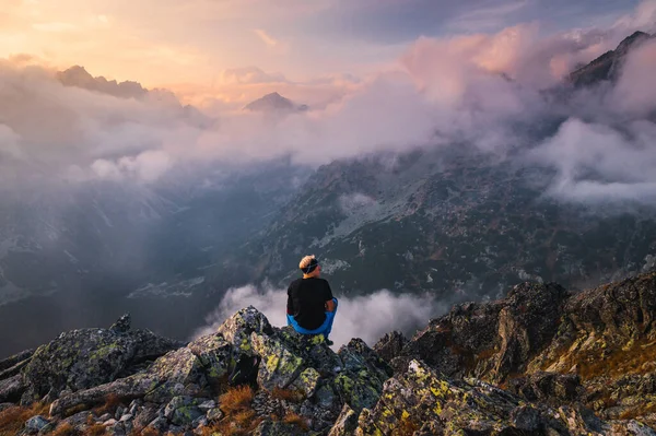 Joven Excursionista Barbudo Con Chaqueta Negra Mirando Montaña Con Niebla — Foto de Stock