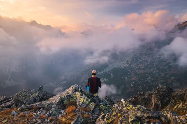 Erkek Yürüyüşçü Mola Verir Dağ Manzarasından Hoşlanır Erkek Gezgin Sırt — Stok fotoğraf