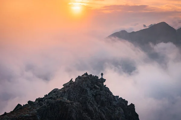 꼭대기에 벌리고 등산객 아름다운 배경에 Edit — 스톡 사진