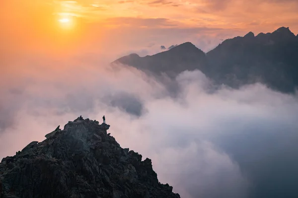 꼭대기에 벌리고 등산객 아름다운 배경에 Edit — 스톡 사진