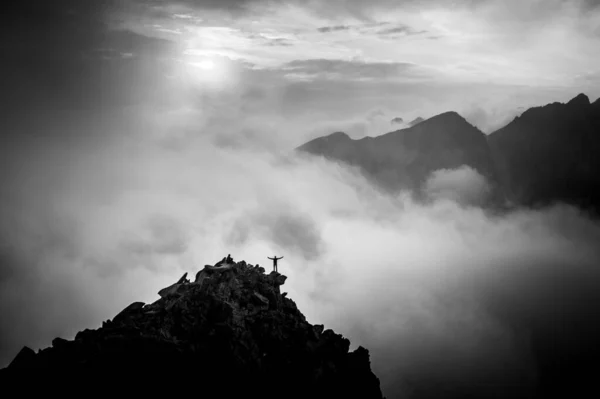 Turysta Górne Wzgórze Otwarte Ramiona Czarno Białe Zdjęcie — Zdjęcie stockowe