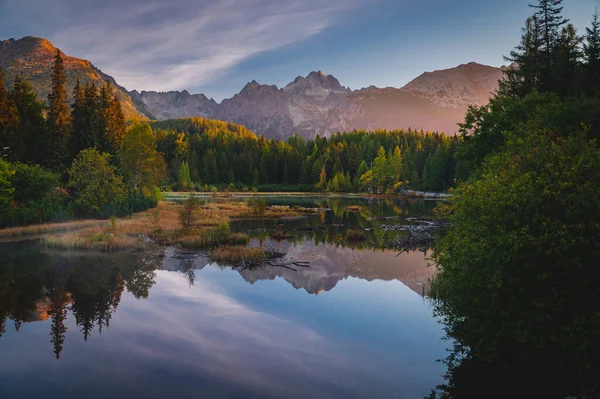 Första Morgonljuset Bergen Naturskönt Vid Sjön Vandringsfoto Höga Tatra Slovakien — Stockfoto