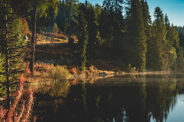 Осень Озере Strbske Pleso Высокие Татры — стоковое фото