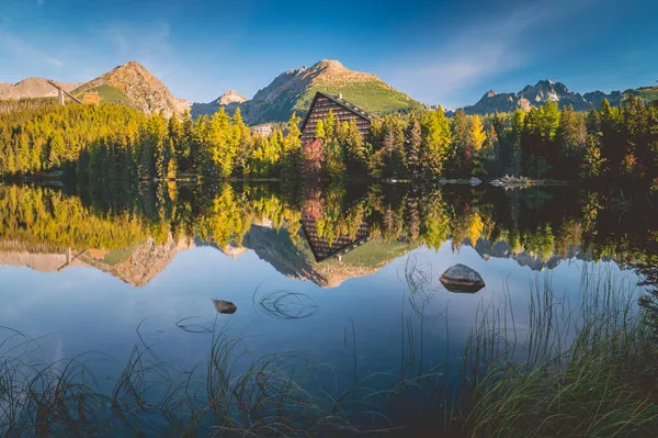 Espejo Lago Strbske Eslovaquia Tatras Altos Segundo Plano Bosque Otoñal —  Fotos de Stock
