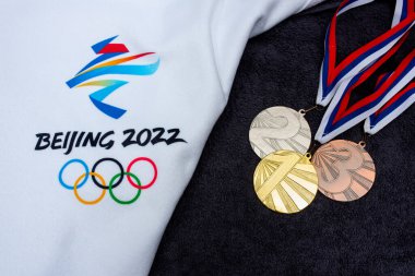 BEIJING, ÇİN, HAZİRAN 1, 2022: Altın, gümüş ve bronz, kara madalya, Pekin 2022 kış olimpiyatları için orjinal duvar kağıdı. Siyah arkaplan