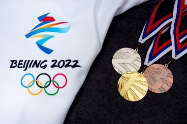 BEIJING, ÇİN, HAZİRAN 1, 2022: 2022 Pekin 'de kış olimpiyatları için madalya. Siyah arkaplan