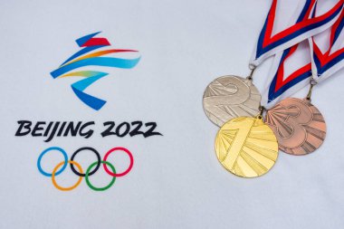 BEIJING, ÇİN, HAZİRAN 1, 2022: 2022 Pekin 'de kış olimpiyatları için madalya. Beyaz arkaplan