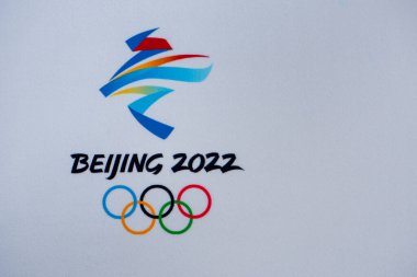 BEIJING, Çin, HAZİRAN 1, 2022: 2022 Kış Olimpiyatları logosu Pekin 'de, arka planda Beyaz Düzenleme Alanı