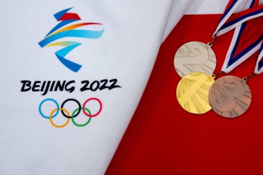 BEIJING, ÇİN, HAZİRAN 1, 2022: 2022 Pekin 'de kış olimpiyatları için madalya. Pekin 2022 'de oynanan Kış Olimpiyatları için kırmızı arka planda madalya seti