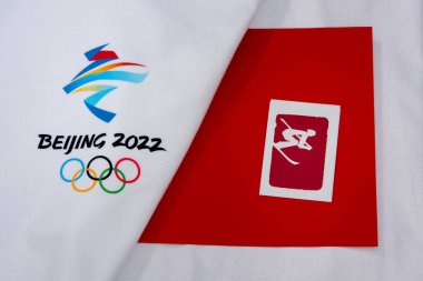 BEIJING, ÇİN, HAZİRAN 1, 2022: Pekin 2022, Çin 'de Kış Olimpiyatları için Alp Kayağı Resmi Olimpiyat Piktogramı. Orijinal Duvar Kağıdı, Boşluğu düzenle