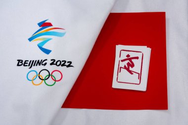 BEIJING, ÇİN, JANUARY 1, 2022: Çin 'deki Pekin 2022 kış olimpiyatları için Snowboard Slopestyle Piktogram. Orijinal Duvar Kağıdı, Boşluğu düzenle