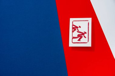 Kırmızı arkaplanda kısa pist hız paten grafiği. Çin 'de kış sporu oyunu. Duvar kağıdı düzenleme alanı. mavi, kırmızı ve beyaz renkler