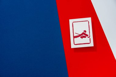 Kırmızı arka planda Curling Pictogram. Çin 'de kış sporu oyunu. Duvar kağıdı düzenleme alanı. mavi, kırmızı ve beyaz renkler