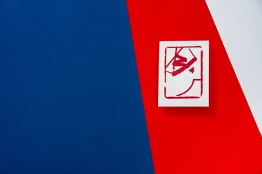 Kırmızı arkaplanda Freeski Halfpipe Pictogram. Çin 'de kış sporu oyunu. Duvar kağıdı düzenleme alanı. mavi, kırmızı ve beyaz renkler