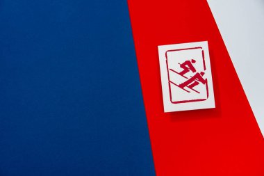 Kırmızı zeminde serbest stil Kayak Piktogramı. Çin 'de kış sporu oyunu. Duvar kağıdı düzenleme alanı. mavi, kırmızı ve beyaz renkler