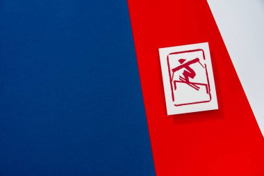 Kırmızı arkaplanda Freeski Slopestyle Pictogram. Çin 'de kış sporu oyunu. Duvar kağıdı düzenleme alanı. mavi, kırmızı ve beyaz renkler