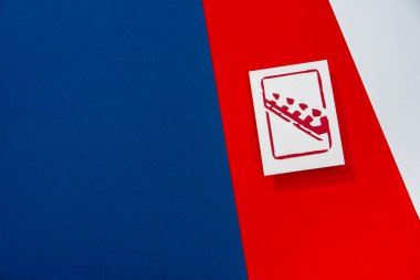 Kırmızı arkaplanda Bobsleigh Pictogram. Çin 'de kış sporu oyunu. Duvar kağıdı düzenleme alanı. mavi, kırmızı ve beyaz renkler