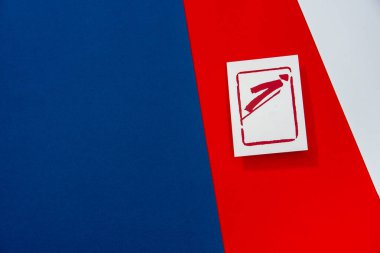 Kırmızı arka planda piktogram. Çin 'de kış sporu oyunu. Duvar kağıdı düzenleme alanı. mavi, kırmızı ve beyaz renkler