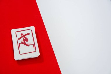 Kırmızı arkaplanda Snowboard Slopestyle Pictogram. Çin 'de kış sporu oyunu. Duvar kağıdı, beyaz düzenleme alanı