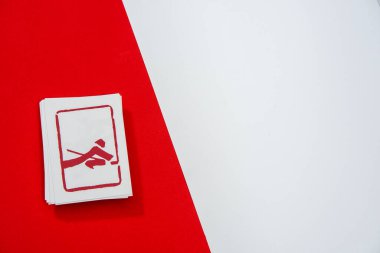 Kırmızı arka planda Curling Pictogram. Çin 'de kış sporu oyunu. Duvar kağıdı, beyaz düzenleme alanı