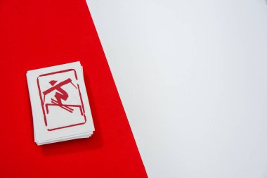 Kırmızı arkaplanda Freeski Slopestyle Pictogram. Çin 'de kış sporu oyunu. Duvar kağıdı, beyaz düzenleme alanı