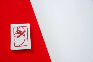 Kırmızı zemin üzerinde Freeski Big Air Pictogram. Kış sporu duvar kağıdı, beyaz düzenleme alanı