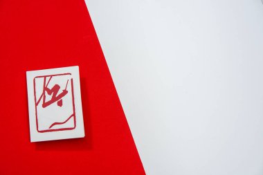 Kırmızı zemin üzerinde Freeski Big Air Pictogram. Kış sporu duvar kağıdı, beyaz düzenleme alanı