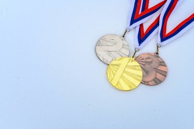 Altın, gümüş ve bronz madalya ve arka planda kış doğası. Çin 'deki kış maçı için spor kupası fotoğrafı.